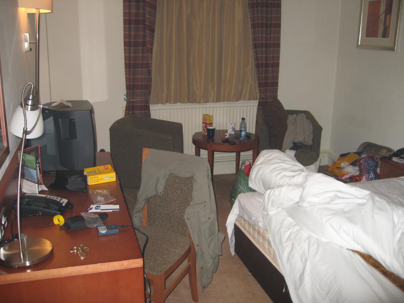 Wie soll man sagen oder beschreiben , die 4 sternchen-Zimmer für Raucher in Reading/ UK ??  Vielleicht so: klein aber nicht so fein!!!